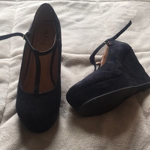 Black wedge pumps